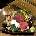 東北うまいもん酒場 伊達男 - お通し500円は鮪の赤身と鰹、蛸　2人分