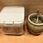 おダシと銀しゃり 中華そば 蒼し - 左は鰹節、右がなめ茸