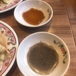 Gyoza no Osho Hamura Kosaku Sakaueten - Enjoy with vinegar and pepper, along with gyoza dipping sauce.