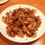 竹海 - 骨付き鶏のピリ辛ピーナッツ炒め