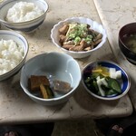 レガシー - もつ煮込み定食（800円）
