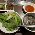 焼肉 冷麺 ユッチャン。 - 本日のパンチャンはピリカラこんにゃく炒めときゅうりの酢の物、スープにもチャーシュー？のようなお肉のかけらが入ってました！