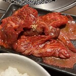 焼肉 冷麺 ユッチャン。 - 今日もサイコー、裏切らないお肉盛り合わせ
      ロース、カルビ、ハラミ、タンなどいろんな部位が食べられて大大大満足度100%なんです！