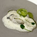 326827111 - チーズのエスプーマが、意外と牡蠣に合いますね。
                        付け合わせのポロ葱は、スープとしていただくことは多いですが、そのままいただくことは少ないかも。
                        甘くて美味しい。