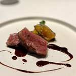 326827132 - 短角牛は、染み出す旨味を噛みしめられる程よい弾力を残して、シンプルにジュのソースで。
                        こちらも美味ですが、付け合わせのじゃがいもが見事！
                        肉メインをダブルでいただけるのは、なるほど贅沢ですね。