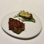 326827101 - 手前のガレット、豚足のゼラチン質と外側のキャラメリゼのカリっと感のコントラストがいい。
                        しっかり目の味付けですが、これ美味しい。