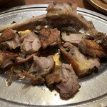 骨付鳥 一鶴 心斎橋店 - バラシで注文すると最初からカットして提供されます。