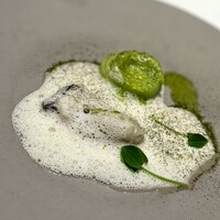 recte - チーズのエスプーマが、意外と牡蠣に合いますね。
                      付け合わせのポロ葱は、スープとしていただくことは多いですが、そのままいただくことは少ないかも。
                      甘くて美味しい。