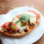 Hachihare - 焼きトマトとタイ風ミートソースのオープンホットサンド