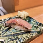 鮨 まぜき - 千葉勝浦の黒ムツのタタキ
      皮目を焼いて