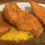欧風カレー専門店 ゴールデンカップ - チキンカツは揚げたてサクサクで、脂っこさもなく軽やかな仕上がりです。全体的にバランスが良く、日本人の口に合う味わいですね。