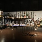 bar.comptoir - カウンター左にはカクテルにも使用するレモングラスとラベンダーの蒸留水を１滴ずつ抽出する蒸留器が✩⋆*॰¨̮⋆｡˚(ღ*ˇ ˇ*)｡o♡ᔆᵘᵗᵉᵏⁱ♡✨