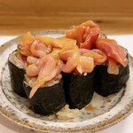 穴子料理と地酒 浅草 川井 - 赤貝と胡瓜の細巻き