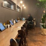 欧風カレー専門店 ゴールデンカップ - 店内はモダンでスタイリッシュな空間。広々としていて、落ち着いた雰囲気がとても心地よいです。