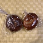 m.3546 BAKERS - 購入した、レモンクリームチーズベーグル、プレーンベーグル。