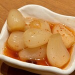 地鶏・牛・豚　みのと - ピリ辛らっきょ 330円(税込)