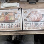 おでん屋たけし - 1種類だけでも仕込みが面倒なおでん出汁を2種類、しかも素材によって使い分けるなんて、気合い入ってるなぁ。