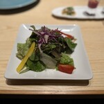 ディヤ - サラダが普通のドレッシングとは違う感じです。サッパリ柑橘系なんですが、ほのかにハーブの香りもしました。美味しい