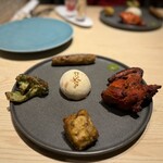 ディヤ - それぞれが可愛い並び。ちなみに真ん中の卵みたいなものはナンの生地の中にチーズがたっぷり入っているものです。