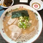 長浜ラーメン三吉 - 以前の三吉のスープはこんなに茶褐色ではなかったです。ここまでくると、なんか田の久っぽい。