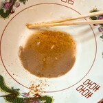 長浜ラーメン三吉 - 以前にはなかった、丼底の骨粉