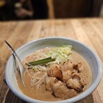 和醸良麺 すがり - もつラーメン(もつ増し)