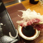 ステーキハウス バロン - 馬刺しタレにチョンとつけて・・・美味しい♪