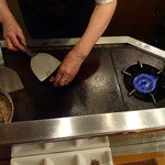 ステーキハウス バロン - ニンニクチップを焼いてます～