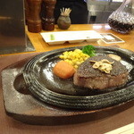 ステーキハウス バロン - 奥の厨房で焼いてくれます