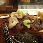 ステーキハウス バロン - ニンニクとわさびをのっけても肉の旨みの方が勝ちますね(笑)