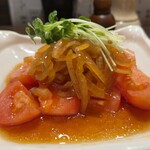 鶏's - 鶏's(自家製玉ねぎドレッシングのトマトサラダ)