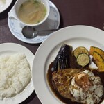 うさぎの森 - 大判ハンバーグ　チーズ&目玉焼き添え