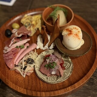 空野八百蔵　3F 市場の裏街 肉×野菜×ワイン イチバのウラ 名古屋駅店のご予約 - 国際センター/バル