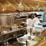 カフェ ラ・ボエム - オープン・キッチンの様子
