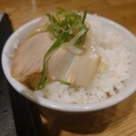 麺屋 つばき亭 - ちゃん系の定番、薄切りチャーシューとネギをライスで巻く