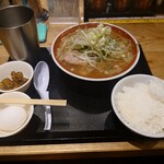 麺屋 つばき亭 - 太旨ネギチャーシューメンと食べ放題ライス　かっぱと生卵1個はサービス