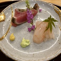 天ぷら 車 - 提供の直前に藁で焼いた鰹とボタンエビ