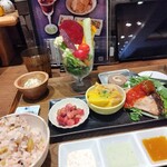 やさいの王様 - これ、王様セット全貌。もしかしたら肉か魚メインセットにグラスサラダ単品のが良いかも