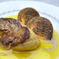 フォアグラと黒あま柿のソテー シナモン風味のアカシア蜂蜜ソース