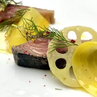 秋サバと根菜のマリネ ポンレヴェックチーズとレモンのソース