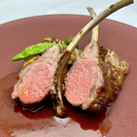 フランス シストロン産仔羊背肉のロースト ジュのソース ハーブの香り