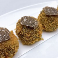 黒毛和牛と黒トリュフのコロッケ