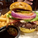 T.G.I. Friday's -  フライデーズウイスキーグレイスドバーガー
            　＄18.95（2,975円）