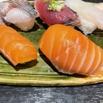 すし・うまいもの処 伊津美 - 普通・どデカのサイズ比較