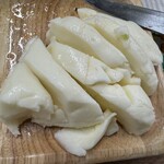 チーズ工房 酪恵舎 - 会社のランチなので、雑い（笑）毎度お馴染みクッキングオンザデスク。って切る前に写せや、とセルフツッコミ。