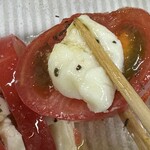 チーズ工房 酪恵舎 - オリーブオイルと塩、バジルオレガノでパクリ。うまぁ。お気に入りの阿部さんと加藤さんち（葛西の地元ではまぁ有名なパン屋さん）のバケットとマリアージュ。今年はトマトが高かったね〜。