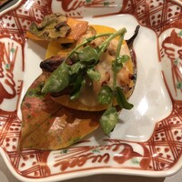 銀座ろくさん亭 - 色づいた柿の葉にのせられた柿釜。赤絵皿に盛って、いっそう温かみを感じます。織部風の緑の器でもよかったかな、そしたら柿の葉の橙色が際立つような気がします。