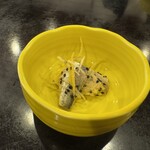 かに猿 - お通し。イワシの酢締めであろうと推測されます。