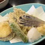 かに猿 - 稚鮎の天ぷら4本にいも、獅子唐芥子、なす。稚鮎はほんのり苦くてうまい。