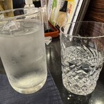 かに猿 - 右なかむら（焼酎ストレート）左チェイサー。何も言わずにチェイサー出るってすごい。